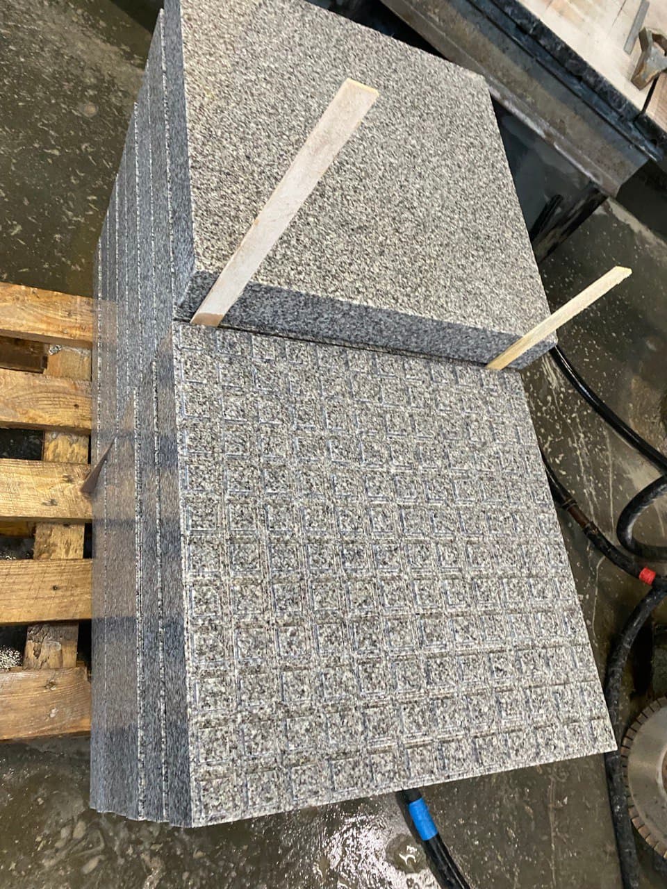 Тактильная плита с квадратными рифами - миниатюра 2