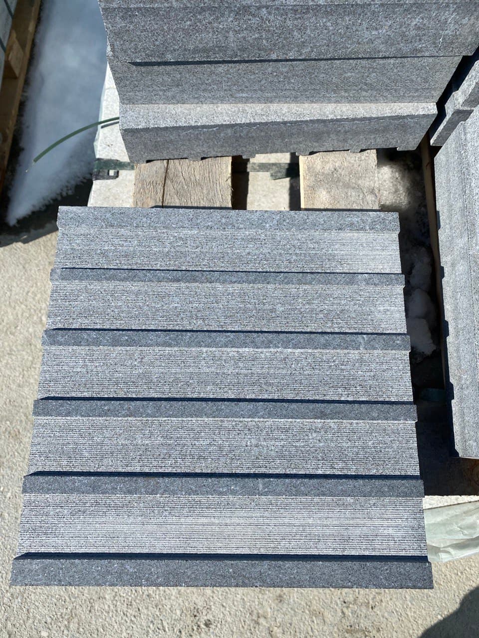 Тактильная плита с продольным рифом - миниатюра 3